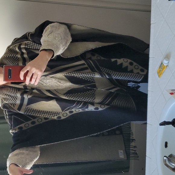 Geometric OS Shawl Poncho - Picture 8 of 9